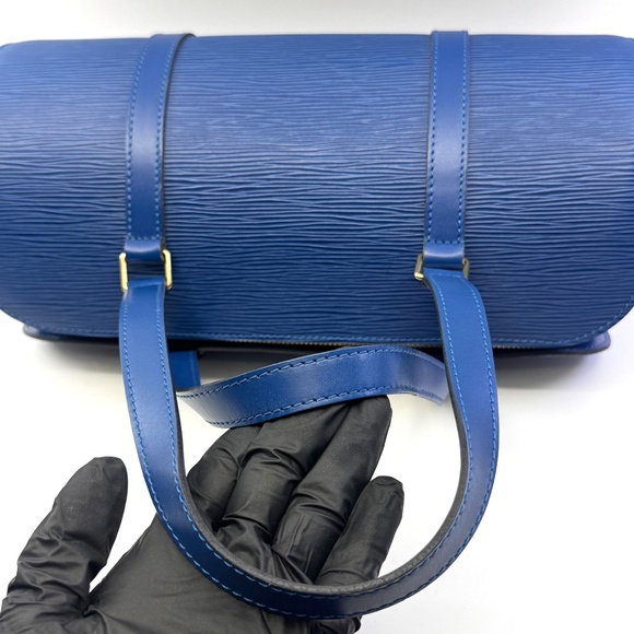 Authentic Louis Vuitton Epi Soufflot Handbag, Toledo Blue M52225 w/small pouch - Picture 7 of 12